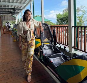 Daniela Filomeno no bobsled do parque Mystic Mountain, na Jamaica