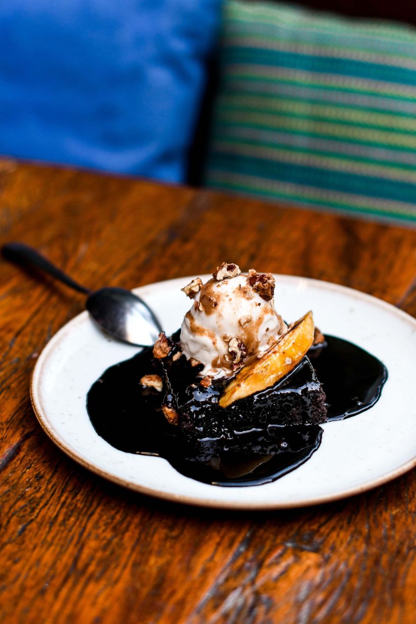 Teva, restaurante 100% vegetal e orgânico, dará como cortesia às mães seu brownie de chocolate com sorvete • Divulgação