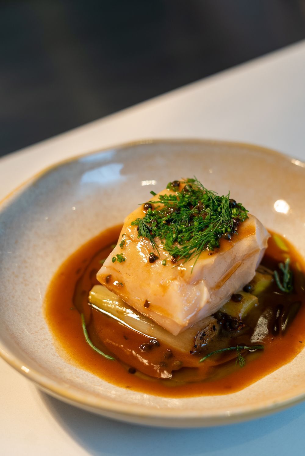 Pescado do dia com alho poró na brasa e missô • Cecília Boneberg