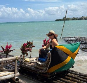 Daniela Filomeno em jangada de bambu na Jamaica