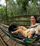 Daniela Filomeno no bobsled do parque Mystic Mountain, na Jamaica
