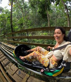 Daniela Filomeno no bobsled do parque Mystic Mountain, na Jamaica