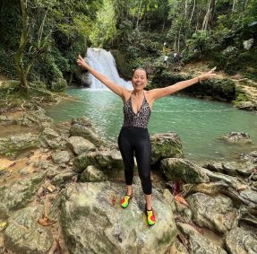 Daniela Filomeno no Island Gully Falls, em Ocho Rios