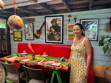 Daniela Filomeno no restaurante Miss T&#039;s Kitche, em Ocho Rios