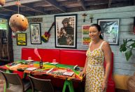 Daniela Filomeno prova comida típica da Jamaica; veja