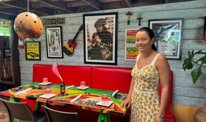 Daniela Filomeno prova comida típica da Jamaica; veja