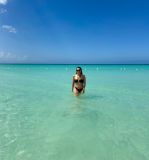 Daniela Filomeno nas águas da Seven Mile Beach, em Negril