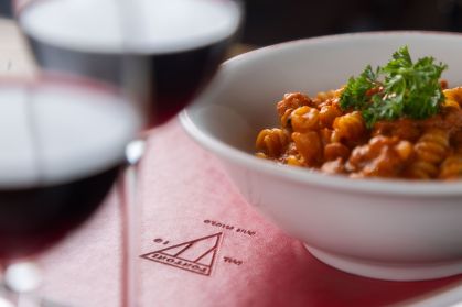 um prato romano rústico que combina ingredientes de quatro clássicos: carbonara, amatriciana, cacio e pepe e sugo alla salsiccia