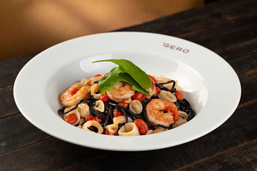 No Gero Rio, Tagliolini nero com lulas, camarões, confit de tomate e rúcula foi criado especialmente para o Dia das Mães • Rodrigo Azevedo