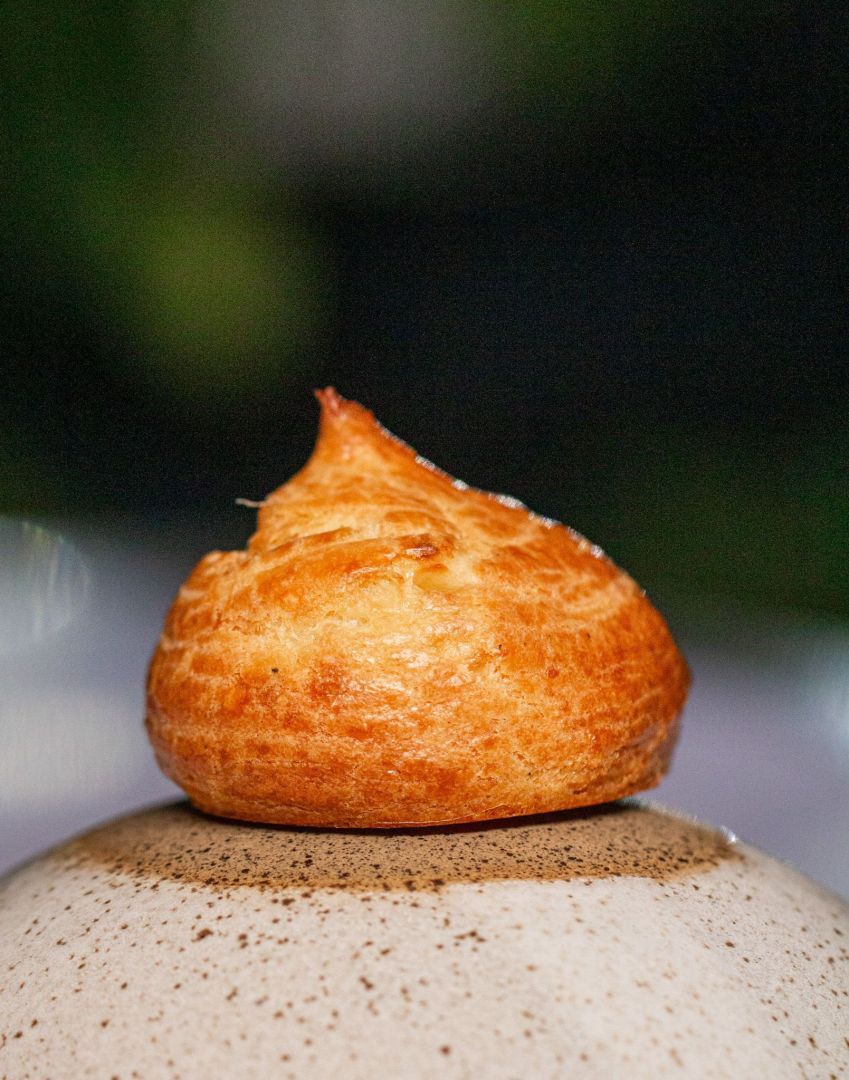 Gourgère com coalhada da casa é um dos itens do menu do Nôa para o Dia das Mães • Bianca Santos