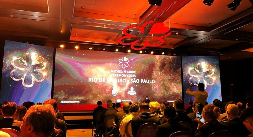 Palco da cerimônia do Guia Michelin Rio de Janeiro e São Paulo 2025, no hotel Rosewood São Paulo • CNN Viagem & Gastronomia