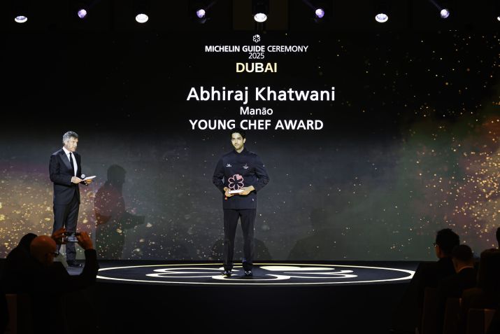 Chef Abhiraj Khatwani, do tailandês Manāo, recebe prêmio de Jovem Chef na cerimônia do Guia Michelin Dubai 2025 • Divulgação