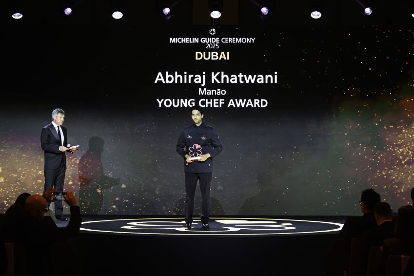 Chef Abhiraj Khatwani, do tailandês Manāo, recebe prêmio de Jovem Chef na cerimônia do Guia Michelin Dubai 2025 • Divulgação