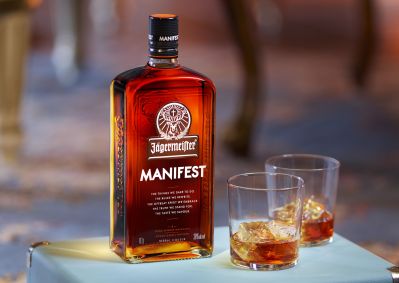 Garrafa de Jägermeister Manifest e copos com gelo