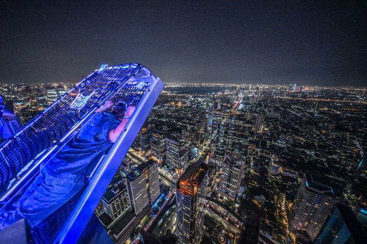 Atração a quase 300m de altura possibilita vista panorâmica para a cidade iluminada • Reprodução/Facebook