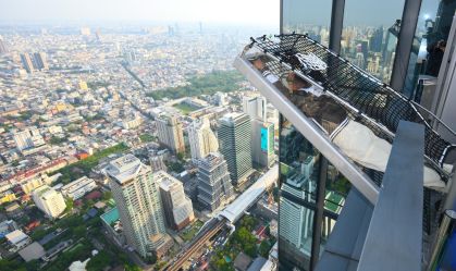Plataforma inclinada a quase 300 metros é nova atração radical de Bangkok