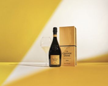 Garrafa, caixa e taça do champagne La Grande Dame 2018, da Veuve Clicquot