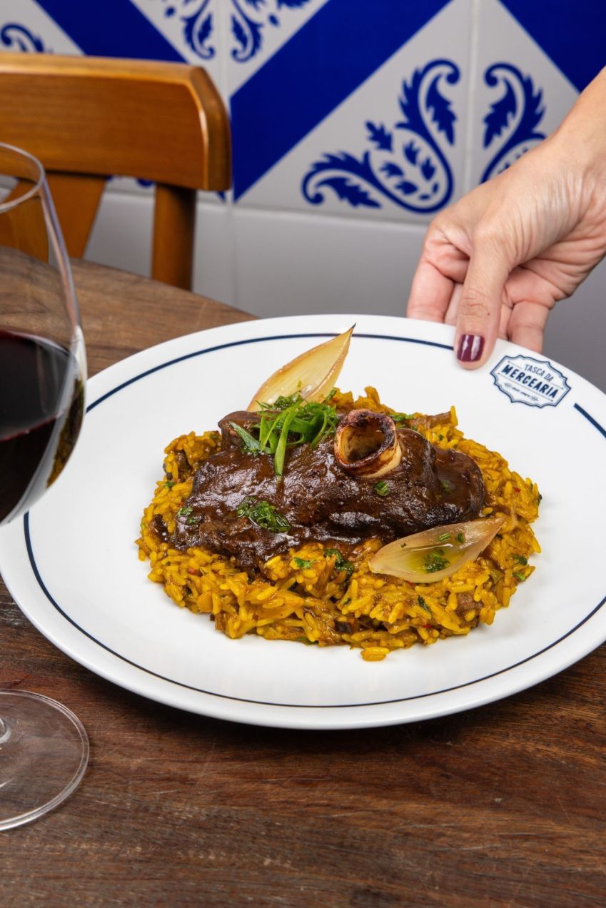 Entre os pratos especiais da Mercearia da Praça para o Dia das Mães está o Cordeiro à Moda de Monção, receita portuguesa tradicional com cordeiro assado e arroz de caldo • Tomás Rangel