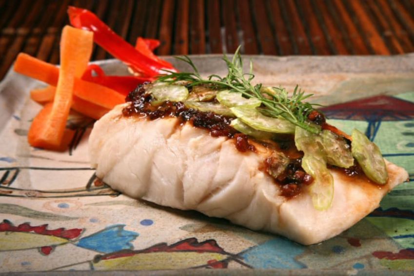 Pla Nam Prik, feito com filé de peixe do dia, chutney de gengibre e chili, acelga e shiitake, é a sugestão do Nam Thai para o Dia das Mães • Divulgação