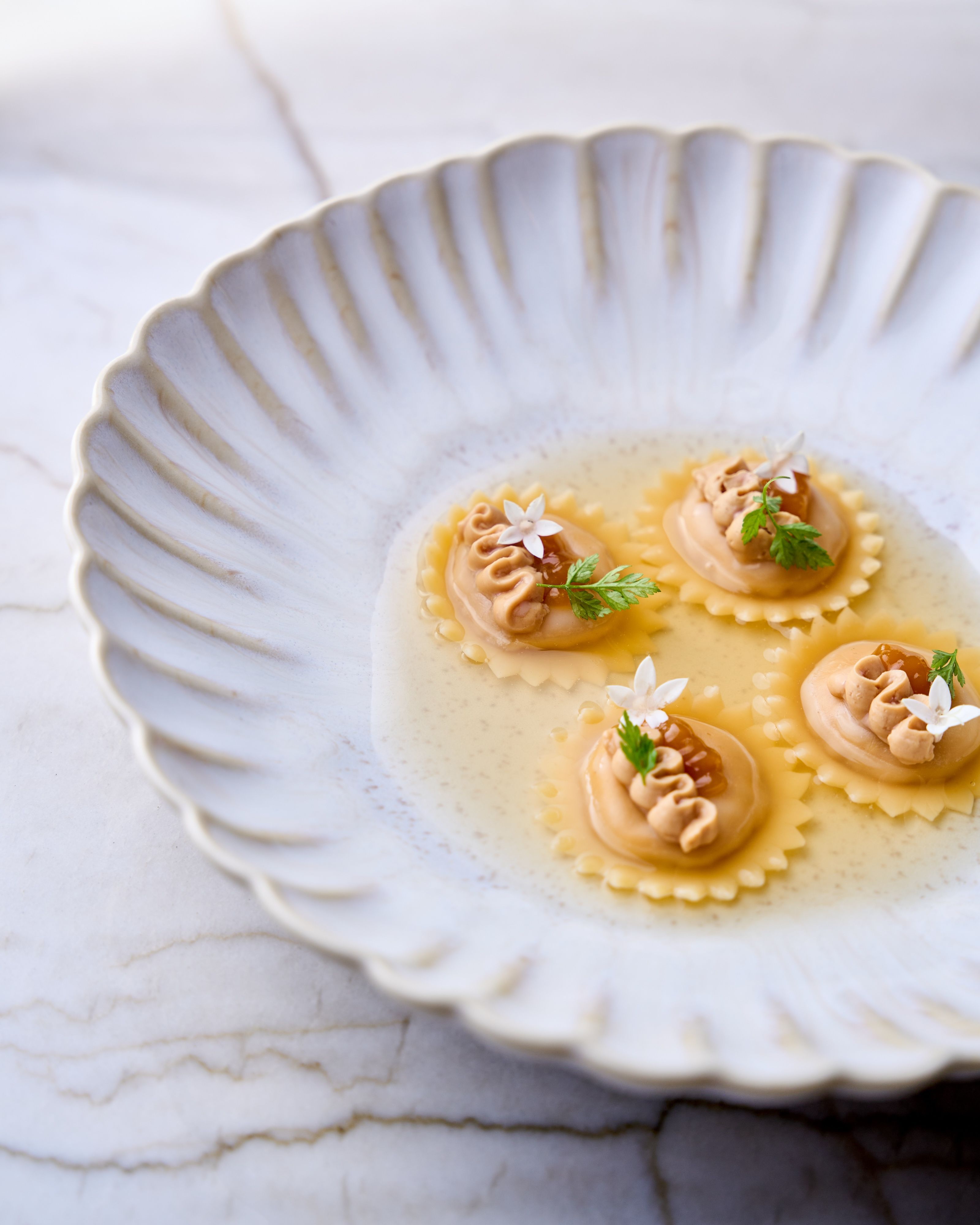Ravioli Solar: recheado com tomate fermentado e servido com caldo de galinha clarificado e texturizado • Estúdio Mió