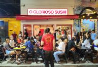 Glorioso Sushi reforça clima carioca com mesinhas na calçada de Botafogo