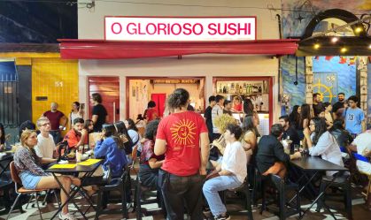 Glorioso Sushi reforça clima carioca com mesinhas na calçada de Botafogo
