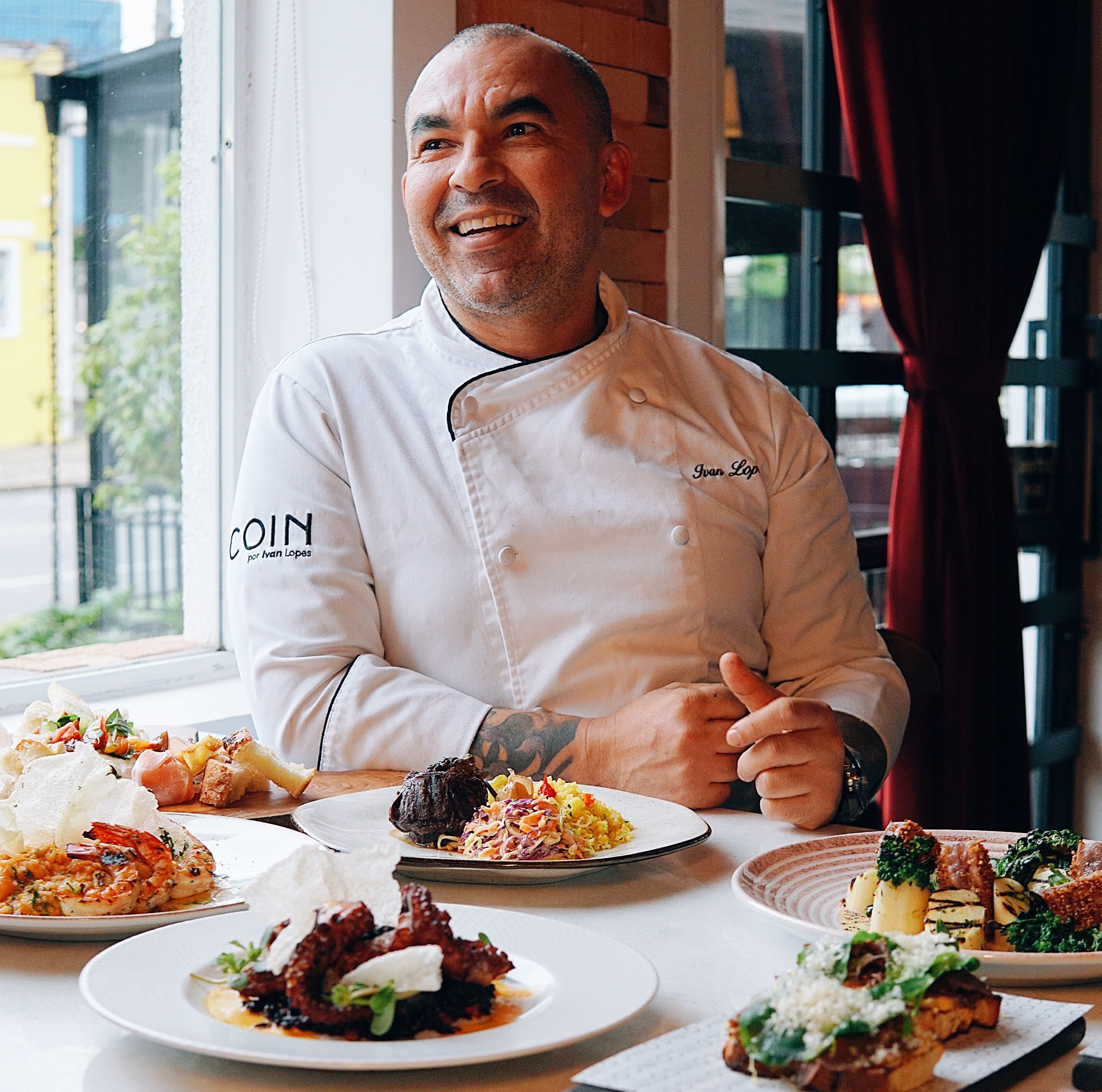 O chef Ivan Lopes, à frente do Coin, com sabores brasileiros e refinados no bairro de Alto da Glória • Michelle Lara