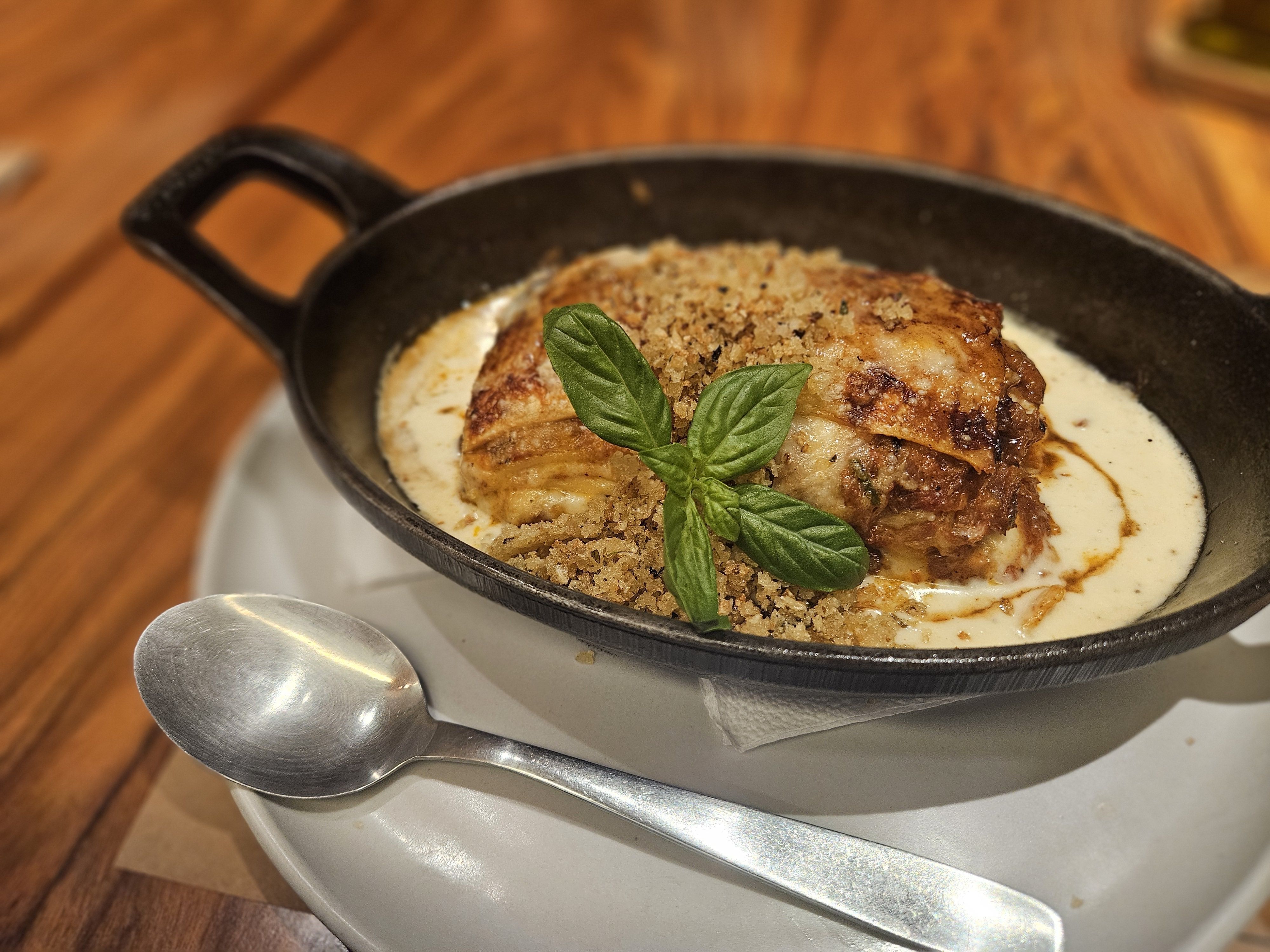 Lasanha de carne banhada por fonduta de parmesão do Puli Trattoria • Fabio Wright