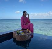 Daniela Filomeno à beira da piscina na villa do hotel Princess Senses The Mangrove