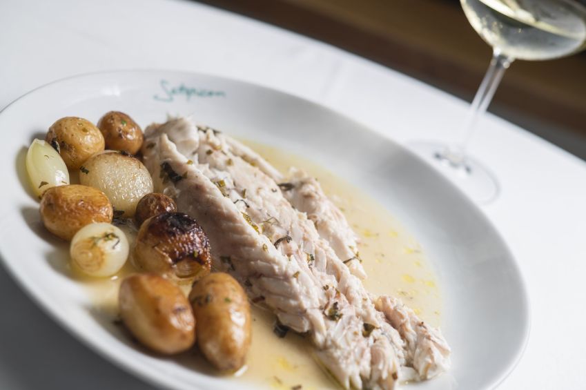 Satyricon sugere para o Dia das Mães seu robalo assado com azeite extra virgem, vinho branco, mini batatinhas e cebolinhas • Bruno de Lima