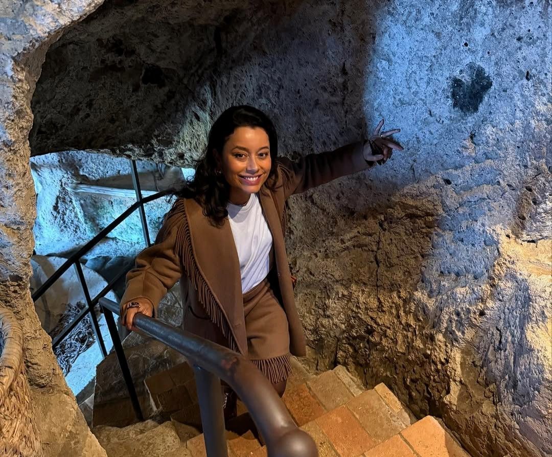 Daniela Filomeno na Antica Civita, que mostra o modo de vida desde os tempos dos etruscos em ambientes cavados na rocha • CNN Viagem & Gastronomia