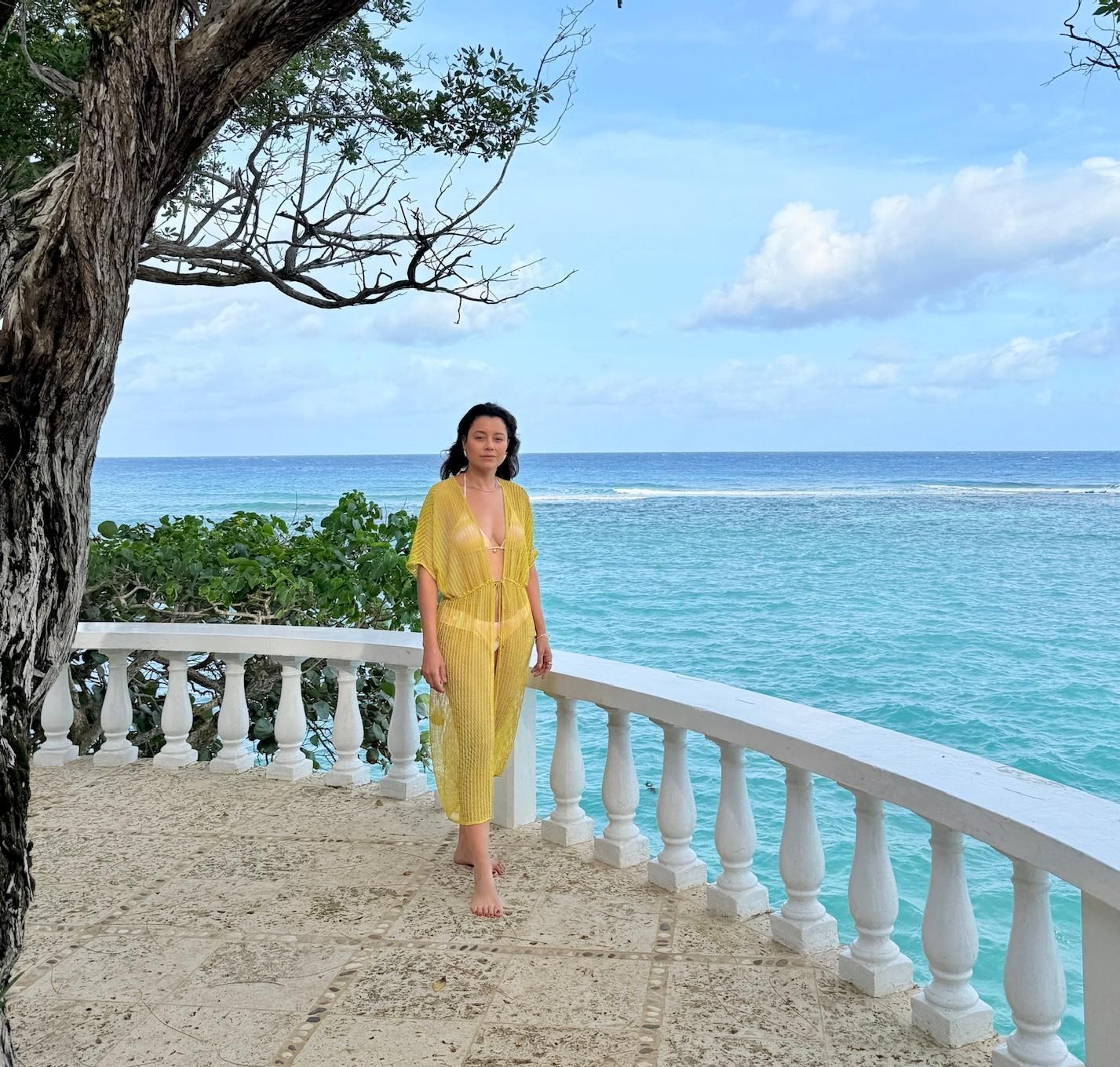 Daniela Filomeno em praia em Ocho Rios, na Jamaica