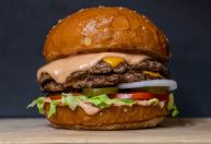 Dia do Hambúrguer: dados e tendências mostram presença do lanche no país