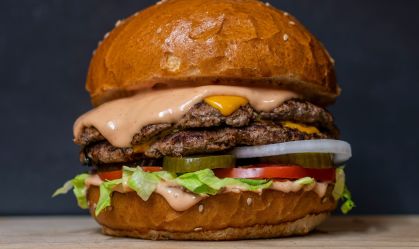 Dia do Hambúrguer: dados e tendências mostram presença do lanche no país
