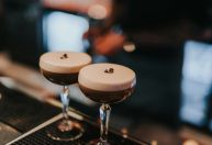 Espresso Martini: aprenda 5 versões do clássico coquetel