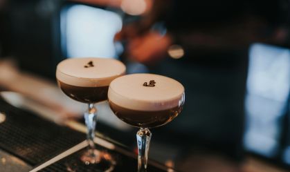 Espresso Martini: aprenda 5 versões do clássico coquetel