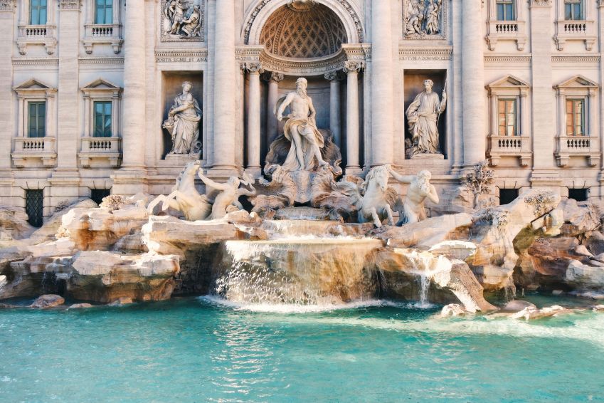 Fontana di Trevi, em Roma, é um dos símbolos da cidade que oferece curso de italiano e cinema • Michele Bitetto/Unsplash