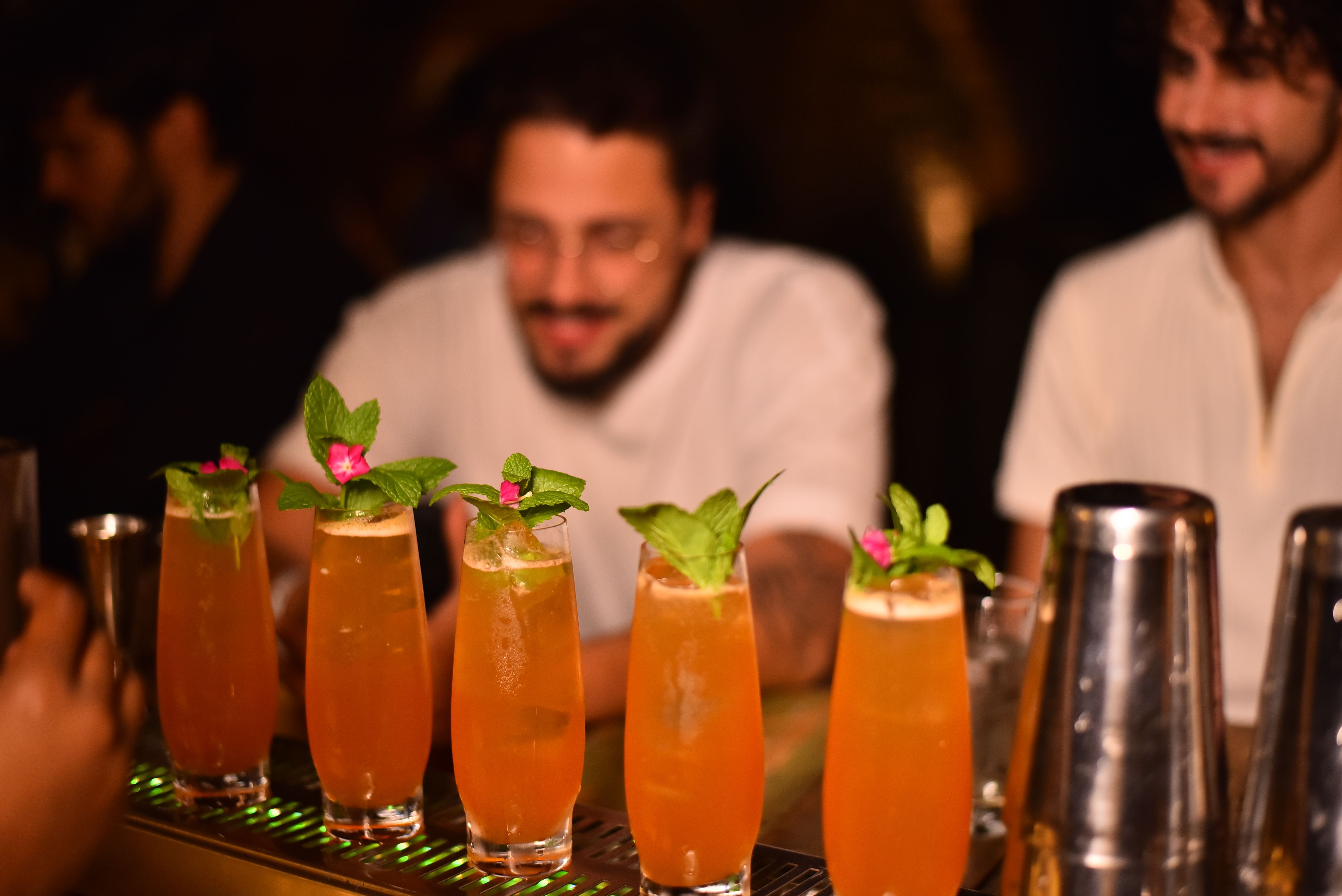 Bebida mostra-se versátil na coquetelaria, já que pode ser base para diferentes drinques, como sours e até negronis • Divulgação