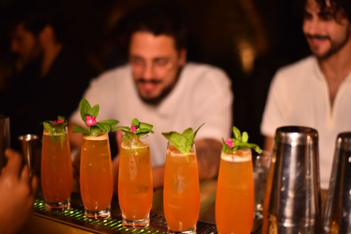 Bebida mostra-se versátil na coquetelaria, já que pode ser base para diferentes drinques, como sours e até negronis • Divulgação