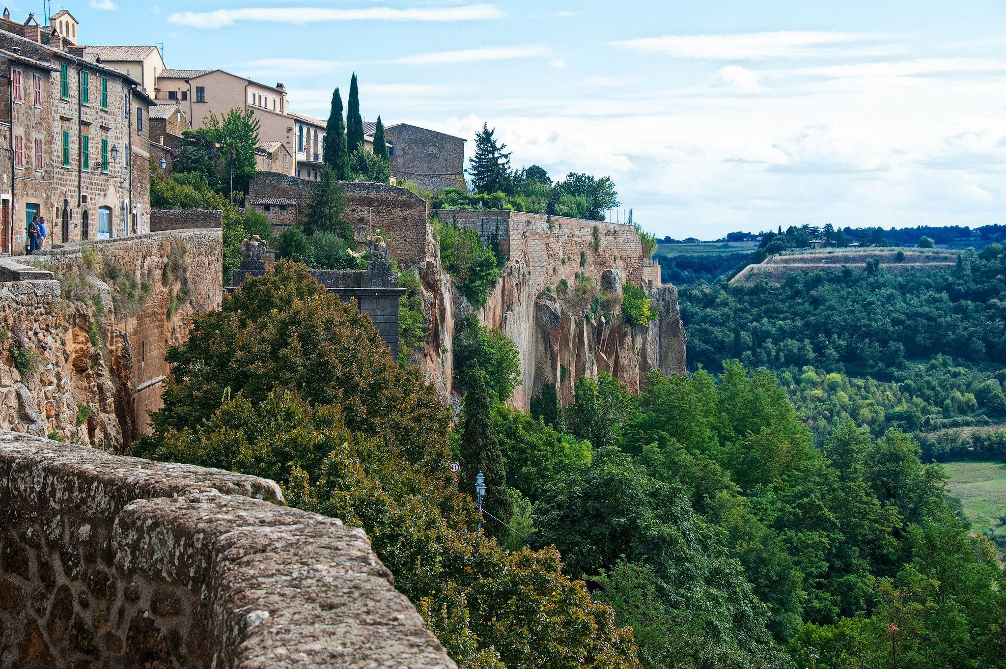 Orvieto fica no topo de uma formação vulcânica e arredores apresentam vinícolas e vinhedos de denominação de origem controlada • John Weiss/Flickr