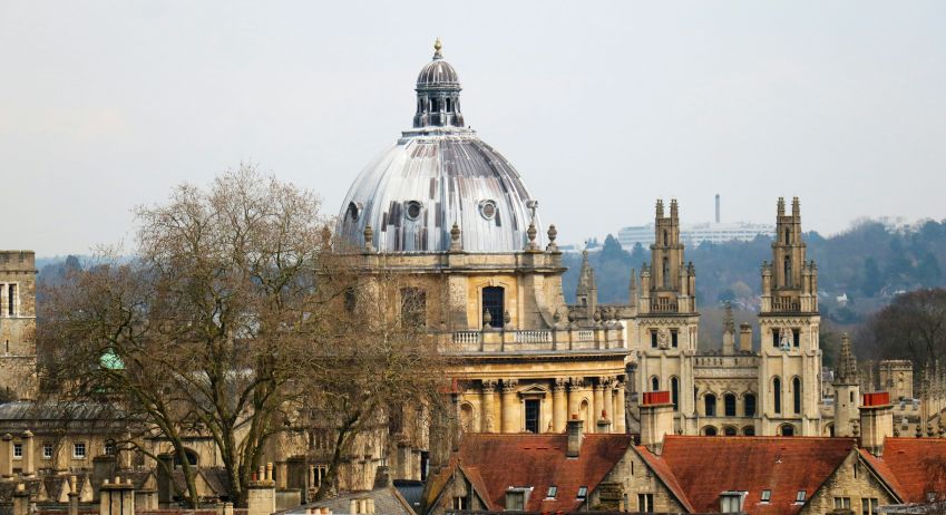 A cidade de Oxford, na Inglaterra, tem curso para artes e design • Unsplash/qingqing cai