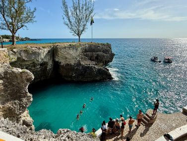 Salto livre no Rick&#039;s Café, em Negril, na Jamaica