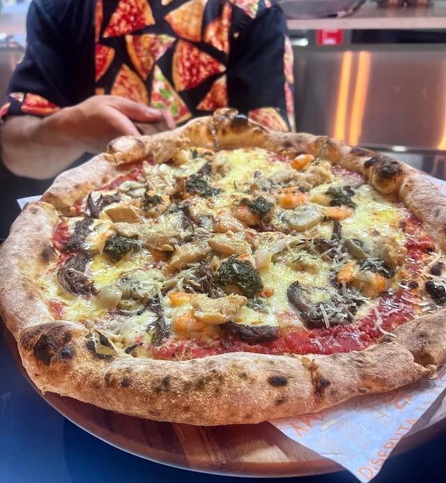 Pizzería La Manada tem pizzas artesanais e é ideal para encontro com os amigos • Instagram/Pizzeria y Trattoria