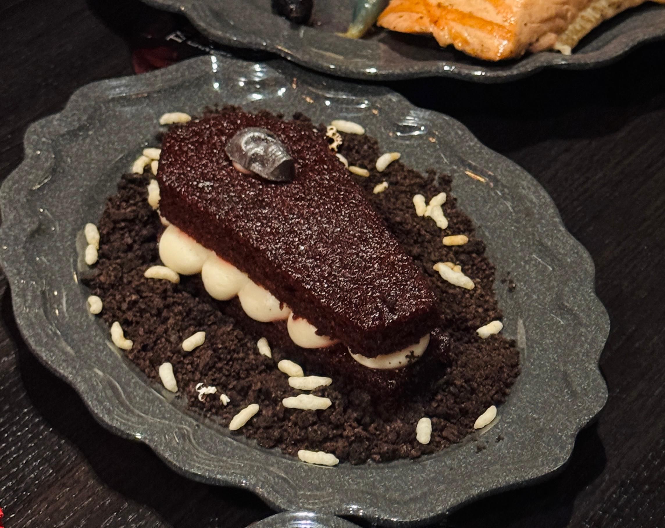 Restaurante Das Stakehaus serve bolo em formato de caixão • Saulo Tafarelo