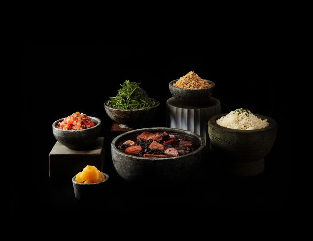 Feijoada é servida em buffet no Baixo Gastronômico, projeto do chef Ivan Santinho • Divulgação
