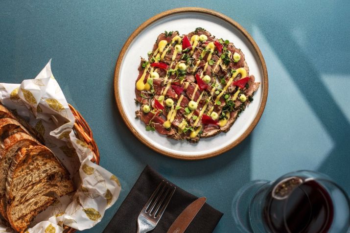 Roastbeef com salsa picante, mostarda dijon e picles de cebola roxa é uma das entradas à disposição no menu de dia dos namorados do Baleia • Fernanda Britto