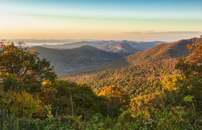 Montanhas de Brevard, na Carolina do Norte, perto de Asheville — cores do outono na Blue Ridge Highway ao amanhecer, com colinas e cordilheiras • Education Images/Universal Images Group via Getty Images