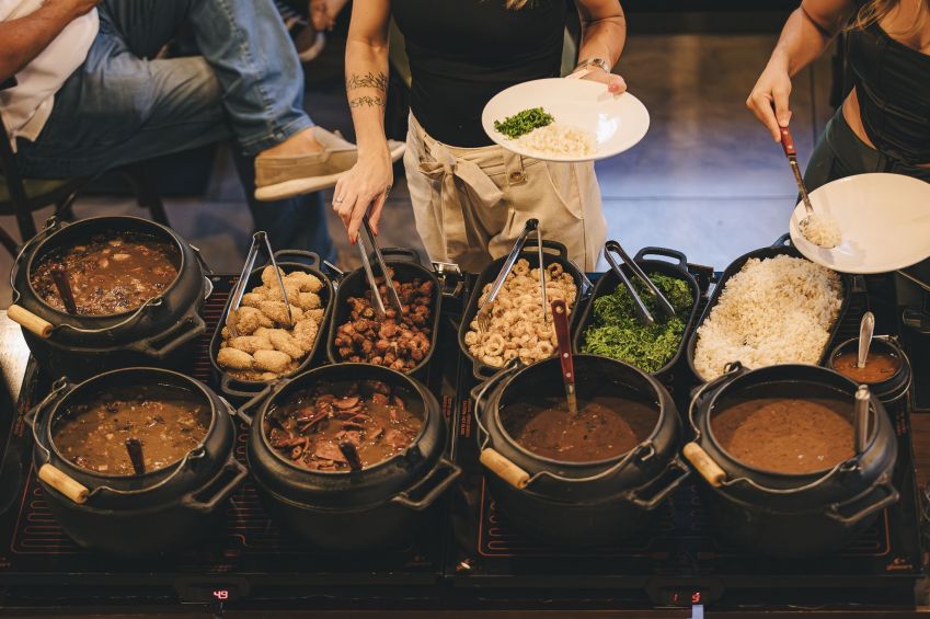 Buffet de feijoada do Bar Nacional, na região de São Francisco • Xuulioo