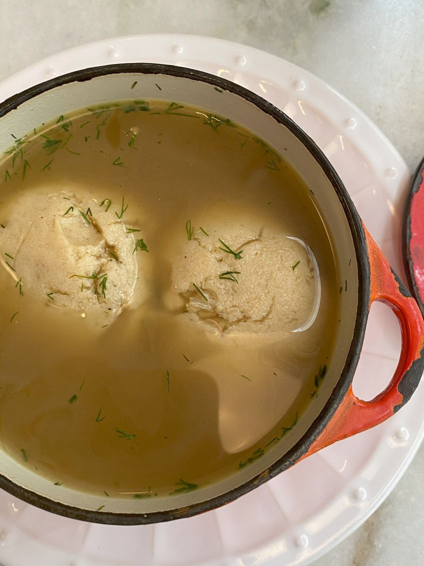 Caldo Dourado, da AK Deli, é uma das sugestões do menu de inverno e pode ser pedida via delivery ou à la carte no restaurante • Jenniffer Marques