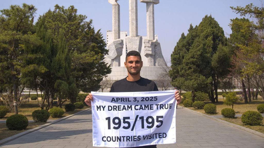 Em abril de 2025, Cameron Mofid, da California, se tornou uma das poucas pessoas no mundo a ter viajado para todos os 195 paises e territorios reconhecidos pela ONU; Mofid aparece na Coreia do Norte